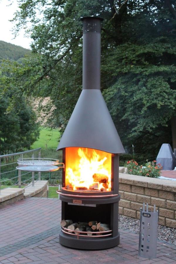 Utepeis med fyr i peisen