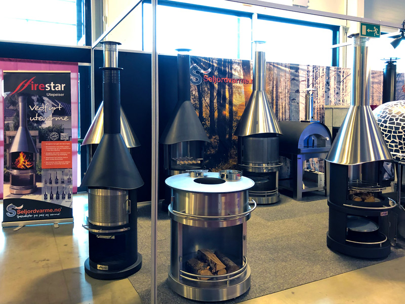 Utepeis med gnistdør med glass som kan dreies rundt peisen