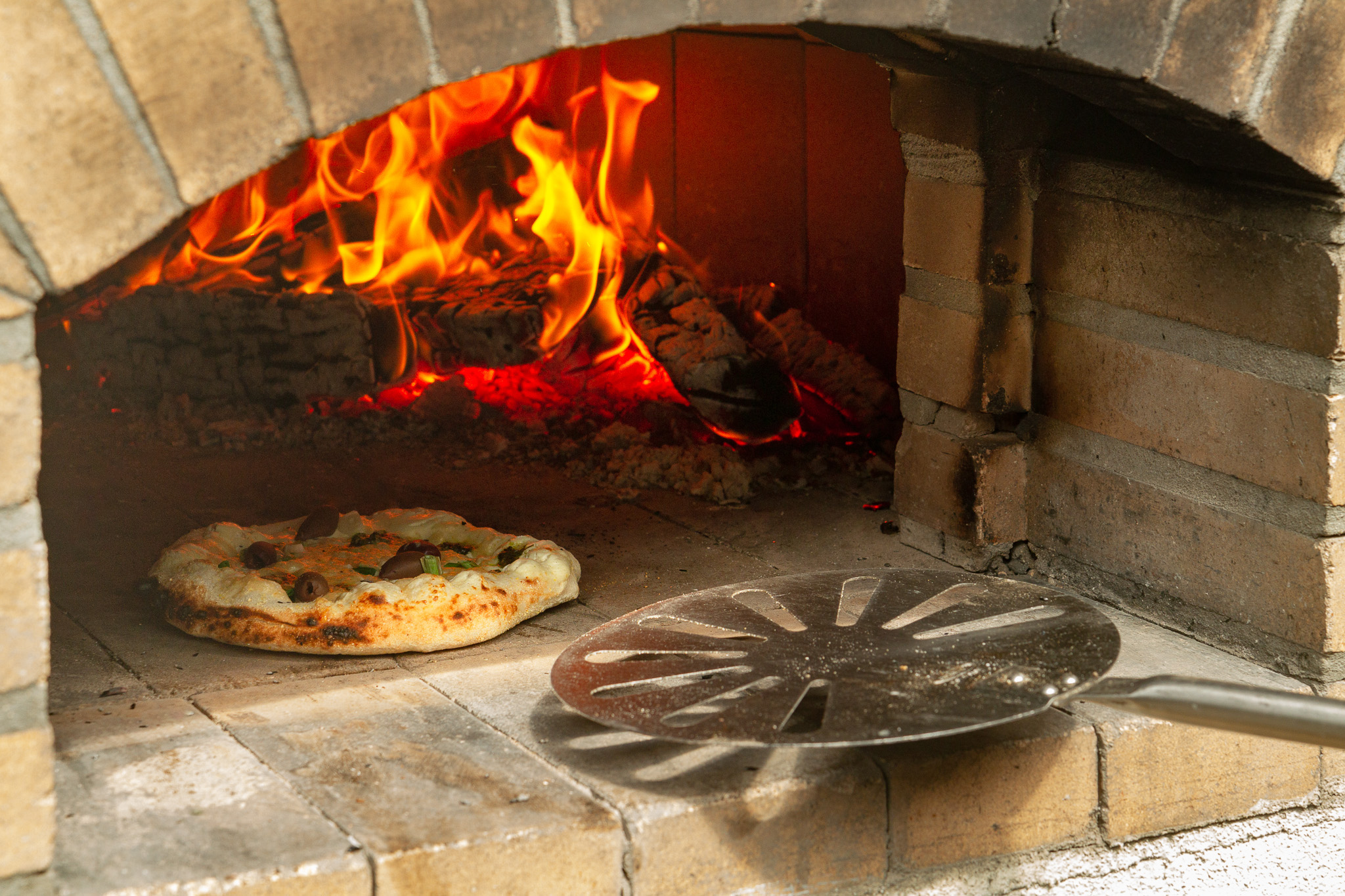 Kombiner matlaging med hygge rundt ovnen